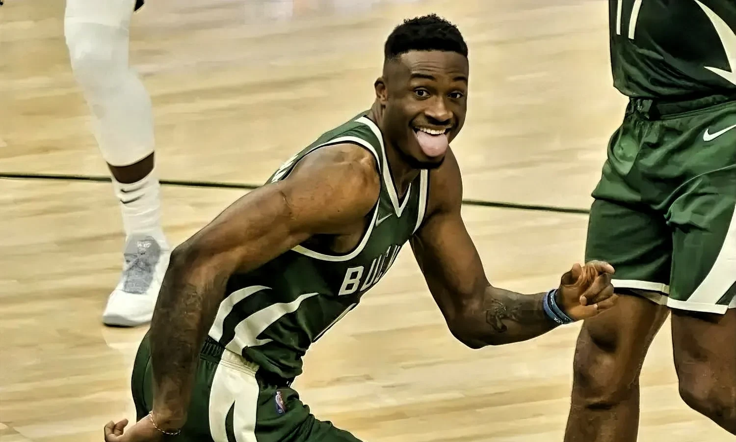 爱游戏官网 -密尔沃基雄鹿训练开放日；转会期远射贴柱引欢呼；西甲在即；细节决定成败(德甲积分榜一览表)