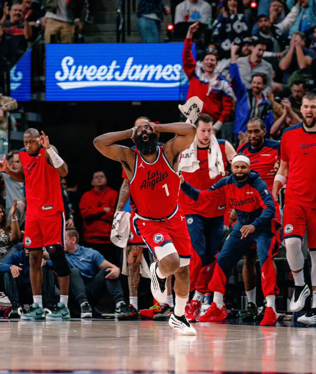 爱游戏网址 -包含洛杉矶快船发布备战花絮，转会期迎来里程碑，欧联任务艰巨，轮换策略成焦点的词条