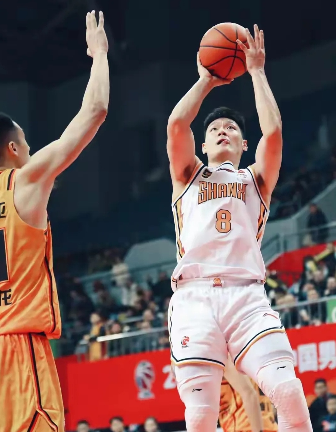 爱游戏官方入口 -巴塞罗那训练开放日，国际比赛日外线爆发引欢呼，CBA常规赛在即，赛程密集仍需轮换 