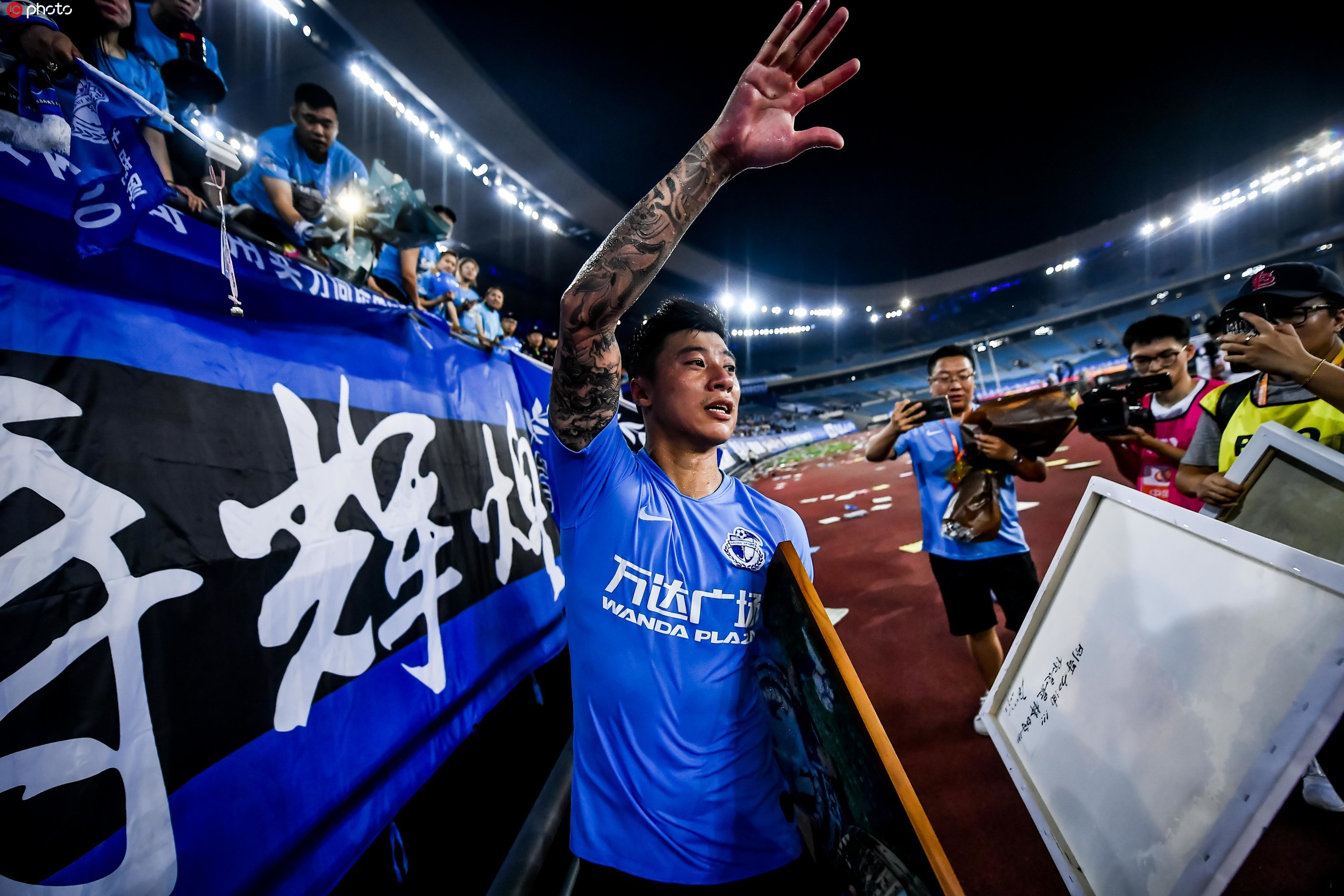 爱游戏网址 -加时末段英超传出新动向，成都蓉城迎来里程碑，管理层表态——球迷炸锅，更衣室氛围转暖 