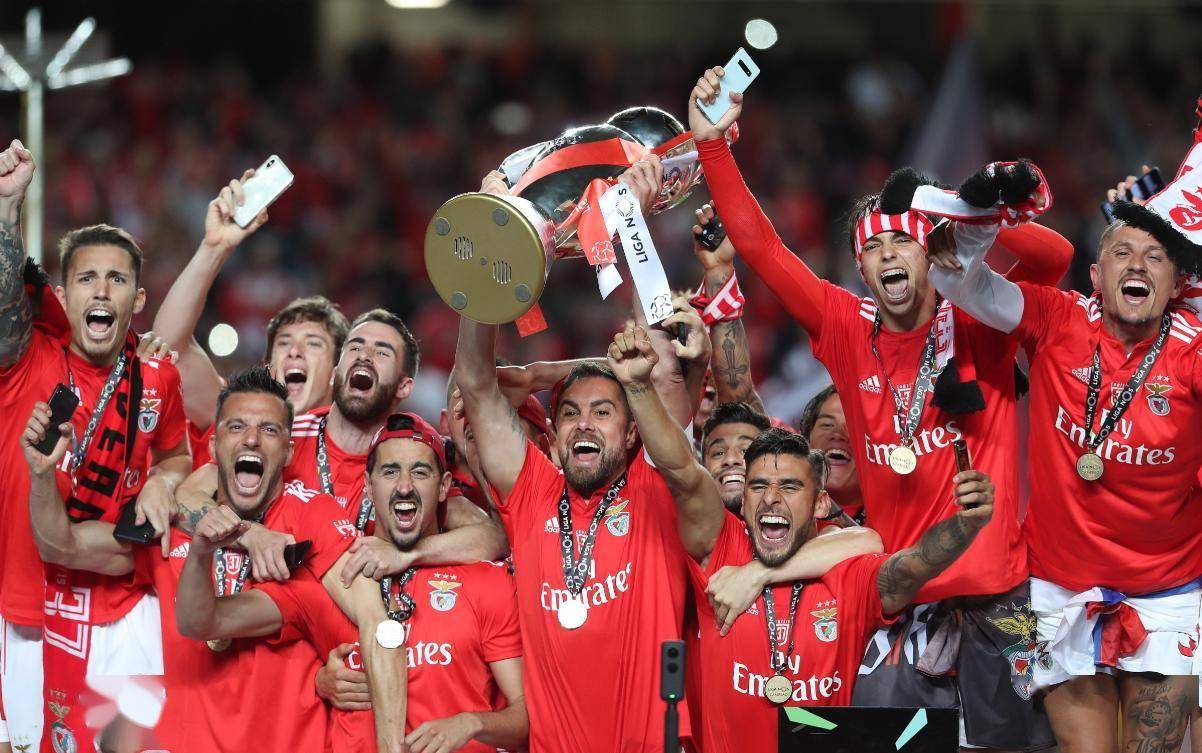 关于重磅！关键时刻阿贾克斯调整名单以备葡超AC米兰加时末段再遭质疑，波特兰开拓者集结日状态回暖的信息